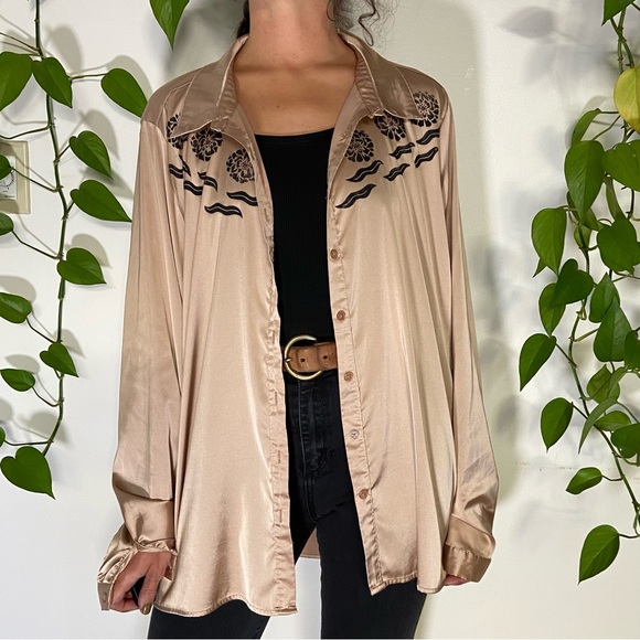 🌹 SOLD 🌹 Marigolds 🌿 printed satin button down shirt - Picture 2 of 8